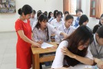 Cô Huyền hướng dẫn học sinh ôn tập môn GDCD.