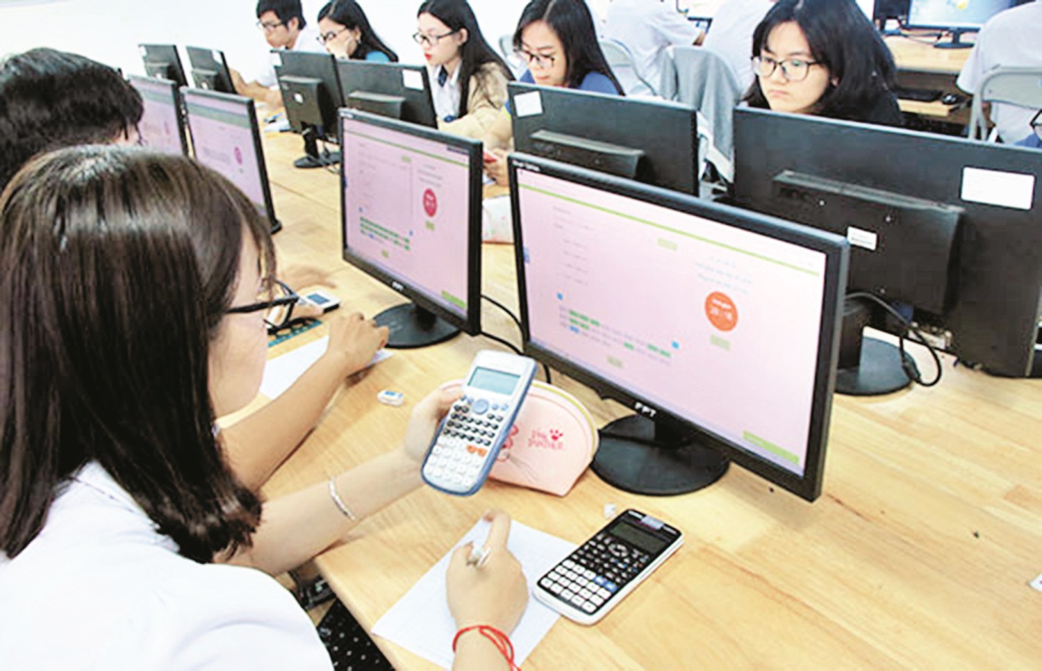 Học sinh làm bài thi trên máy tính